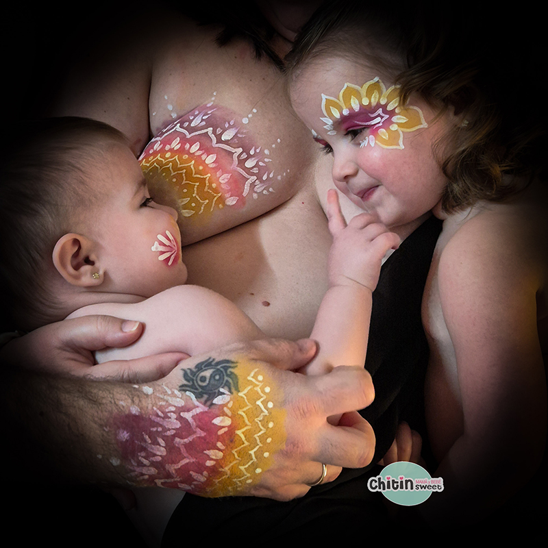 lactancia-materna-bellypainting-elda-alicante-doula-asesora-maternidad-real-hermanas-bodypainting-pintabarrigas